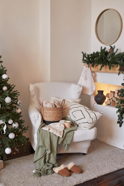 Kerst Scandinavische woonkamer. Groene en witte decor kerstboom achtergrond. Nieuwjaarsviering. Vrolijk kerstfeest en een gelukkig nieuwjaar.