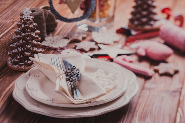 Kerst serveertafel in shabby chic stijl. Peperkoek decoraties