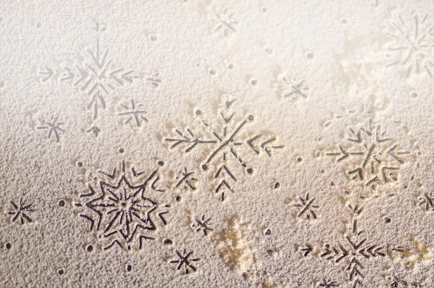 Kerst sneeuwvlok gemaakt met bloem op houten tafel