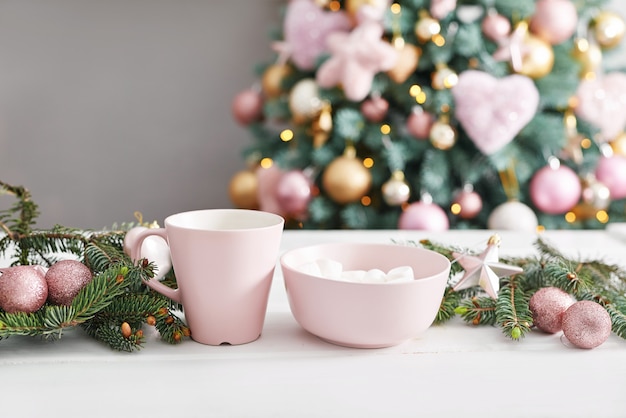 Kerst snoep op de achtergrond van de kerstboom. Roze versierde kerst. Gelukkig nieuwjaar! Traditioneel nieuwjaarsdessert. Kopieer ruimte.