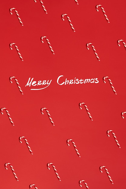 Kerst snoep stokken op rode achtergrond plat lag en bovenaanzicht