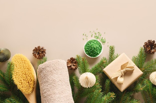 Kerst spa wellness concept met cosmetische aroma olie dennenkegel op beige achtergrond