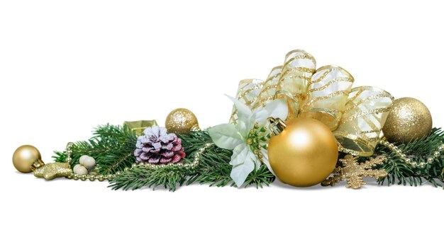 Kerst speelgoed op den boom tak geïsoleerd op wit
