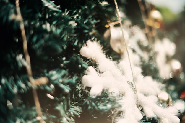 Kerst speelgoed sneeuwvlok op dennenboom Feestelijke vakantie achtergrond Boke Licht schijnt