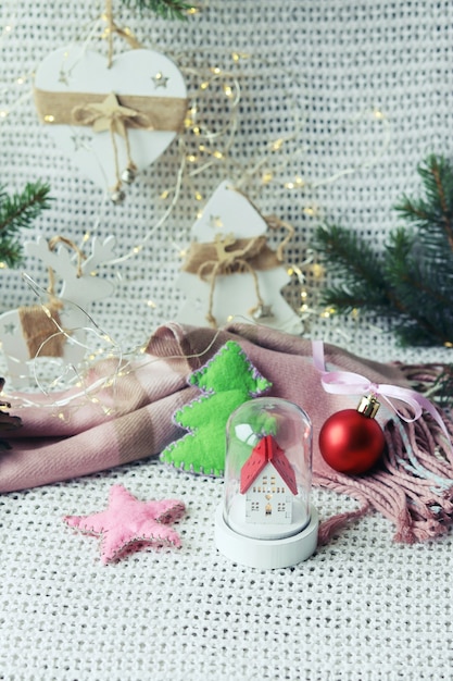 Kerst speelgoed wollen sjaal op een lichte achtergrond home comfort concept
