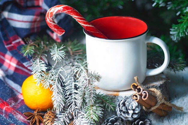 Kerst stilleven gezellige sfeer voor wintervakanties wervelende warme chocolademelk mockup