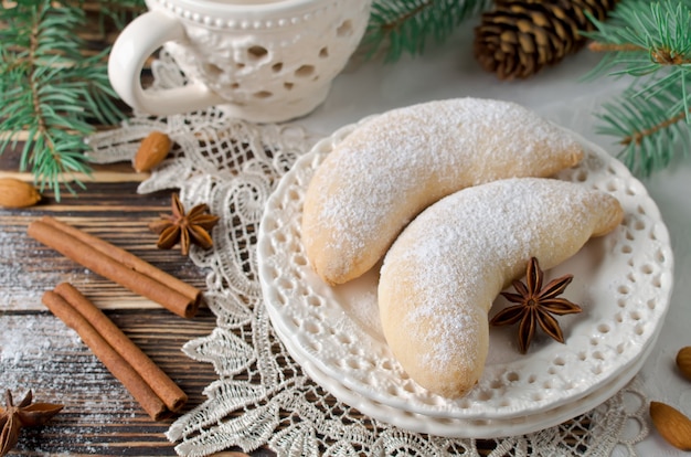 Foto kerst suiker koekjes crescent bestrooid met poedersuiker. selectieve focus