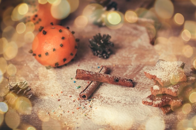 Kerst tabel achtergrondafbeelding van kaneelstokjes, sinaasappels en koekjes op houten achtergrond beautifu