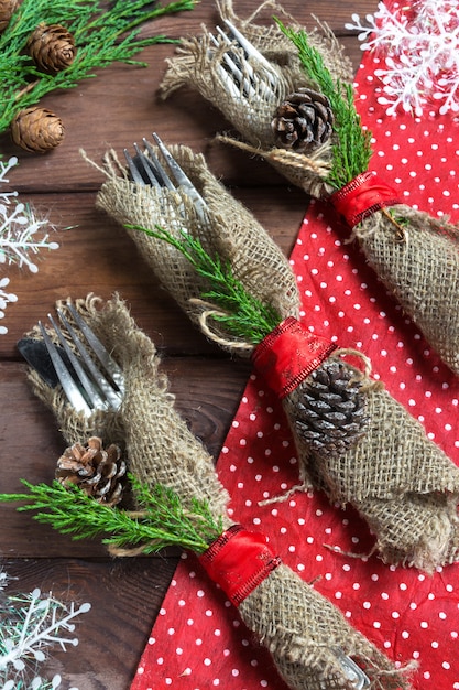 Kerst tabel instellen met plaat, zilverwerk en decoraties