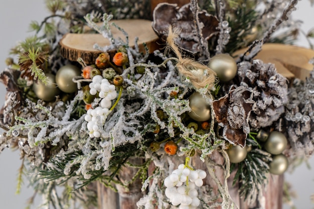 Kerst tafel samenstelling. Mooie decoratie. Kerstbomen, kaarsen, sterren, lichtjes en elegante accessoires. Prettige kerstdagen en prettige feestdagen, sjabloon.