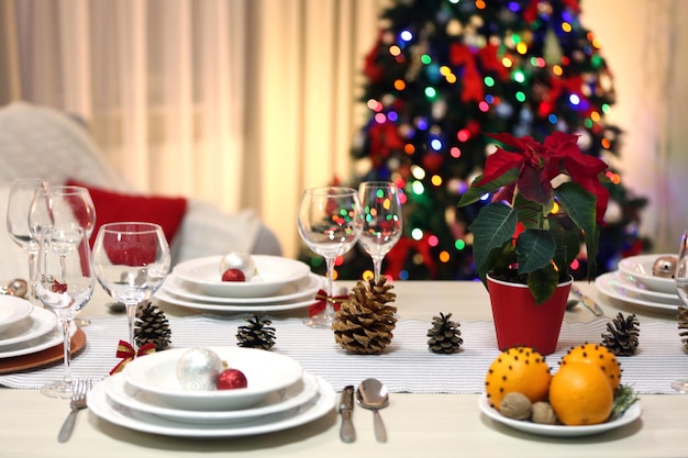 Kerst tafel setting met vakantie decoraties achtergrond