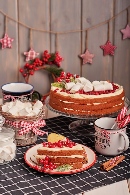 Kerst tafeldecoratie, met feestelijke fruitcake en snoep op tafel