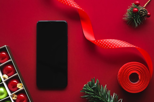 Kerst telefoon app en vakantie bericht concept smartphone met leeg zwart scherm en kerst decorati...