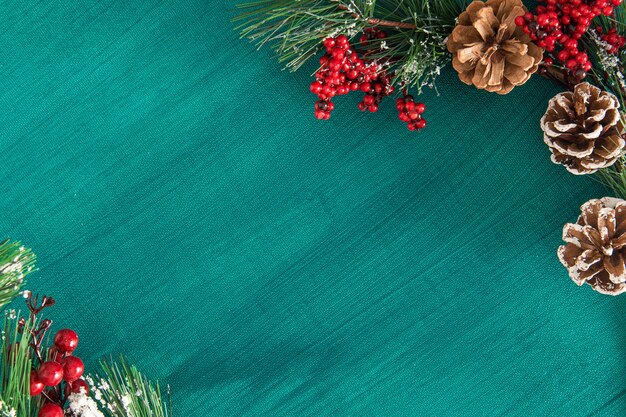 Kerst thema. Pijnboomtakken met kegels, bessen en sneeuw op groen geschilderd op canvas achtergrond.