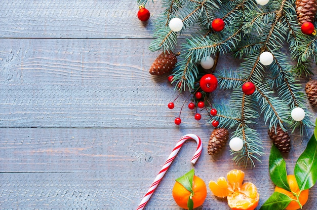 Kerst vakantie achtergrond met versieringen op rustieke houten achtergrond.