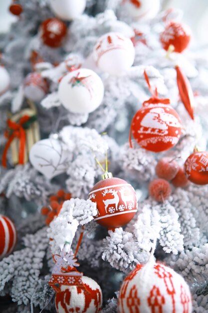 Kerst vakantie achtergrond. Zilver en kleur kerstbal hangend aan een versierde boom met bokeh en sneeuw, kopieer ruimte.