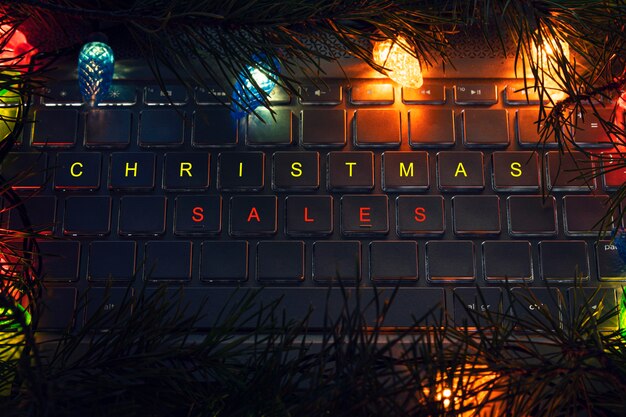 Kerst verkoop belettering op laptop toetsenbord. Computertoetsenbord met kersttoetsen - vakantieconcept