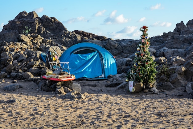 Kerst versierde boom op het strand op het eiland Tenerife.