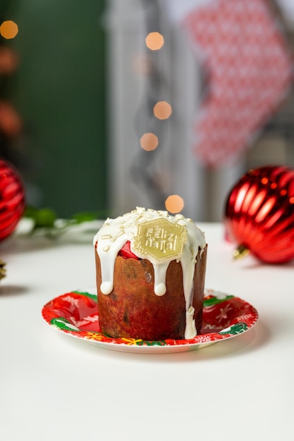 Foto kerst versierde chocolade panettone