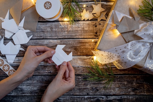 Kerst versierde geschenkdoos met origami papier stier symbool