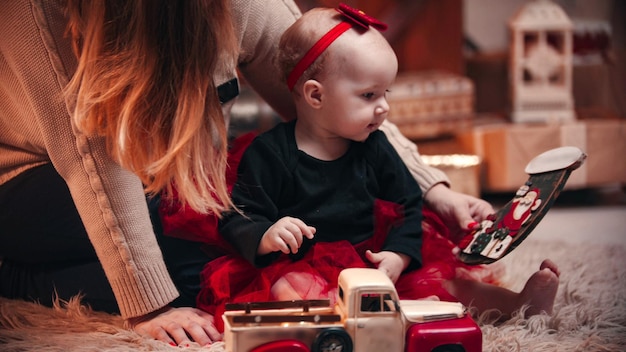 Kerst versierde studio baby kijken naar speelgoed sok