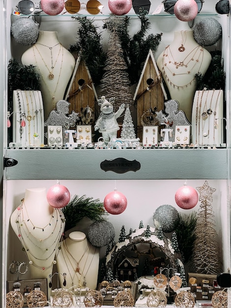 Foto kerst vitrine van een juwelierswinkel versierd met ballen