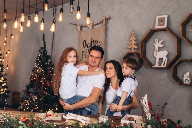 Kerst vrolijk portret van gelukkige familie met Nieuwjaar presenteert en kerstavond met viering decoratie en kerstverlichting