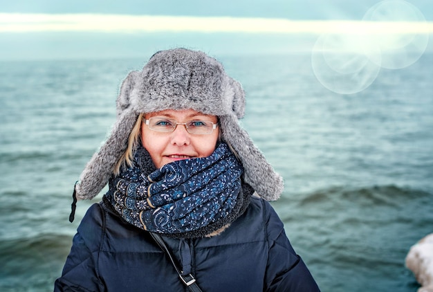 Kerst vrouw. Portret van een vrouw in de winter buiten in een wintermuts