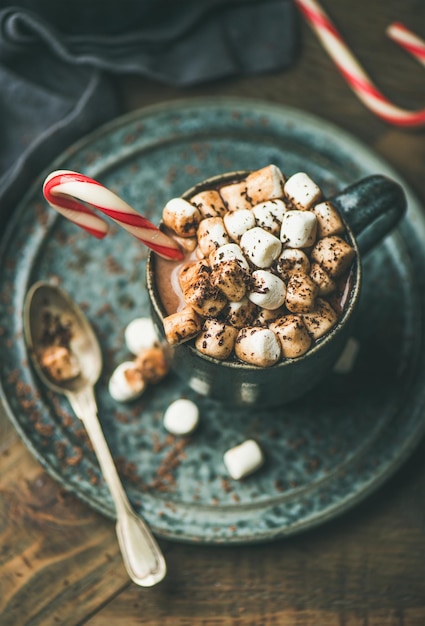 Kerst warme chocolademelk met marshmallows en snoepgoed