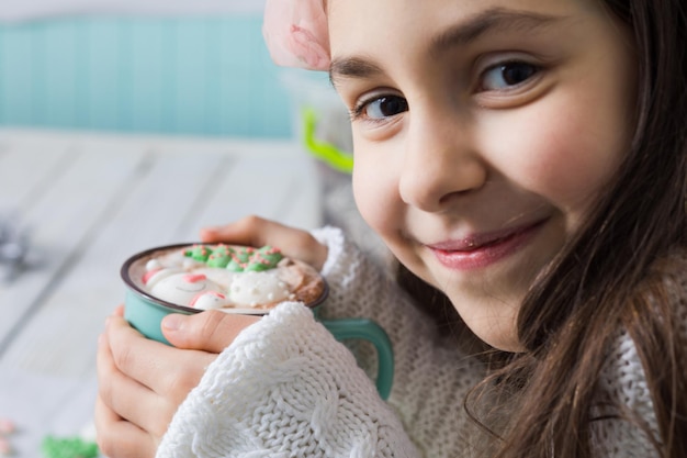 Kerst warme chocolademelk met sneeuwpop marshmallow in de beker