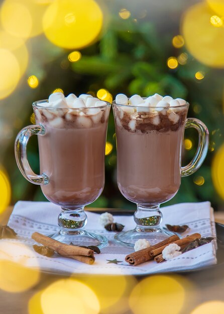 Kerst warme chocolademelk op tafel