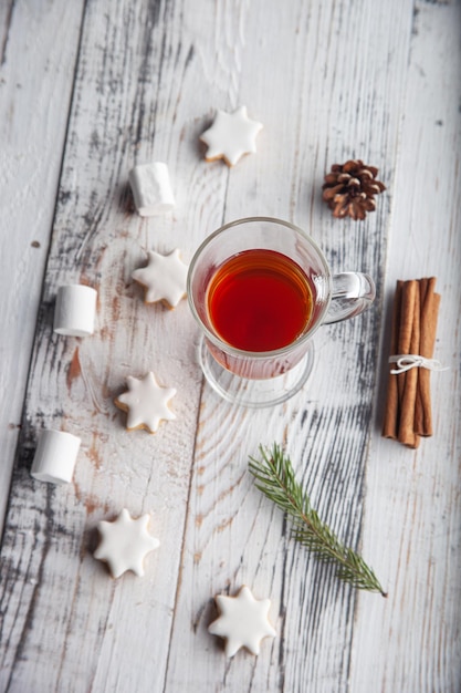 Kerst warme drank glühwein kaneelstokje steranijs en feestelijke kerst peperkoekkoekjes...