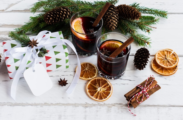 Kerst warme glühwein met kaneel kardemon en anijs op witte houten achtergrond, Nieuwjaar wenskaart