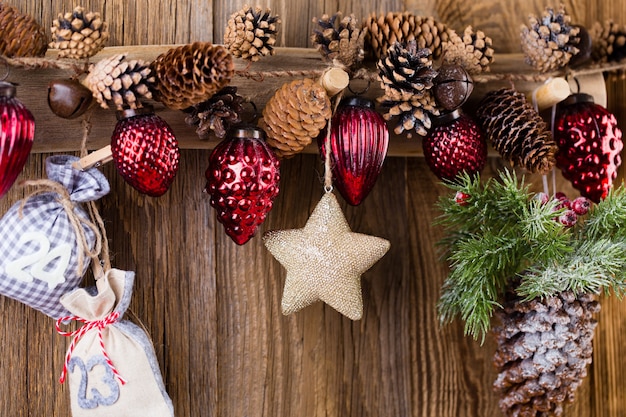 Kerst wenskaart. Feestelijke decoratie op houten achtergrond. Nieuwjaar concept. Kopieer ruimte. Plat leggen. Bovenaanzicht.