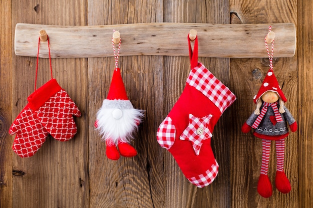 Kerst wenskaart. Feestelijke decoratie op houten achtergrond. Nieuwjaar concept. Kopieer ruimte. Plat leggen. Bovenaanzicht.