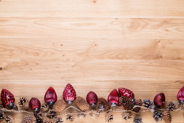 Kerst wenskaart. Feestelijke decoratie op houten.