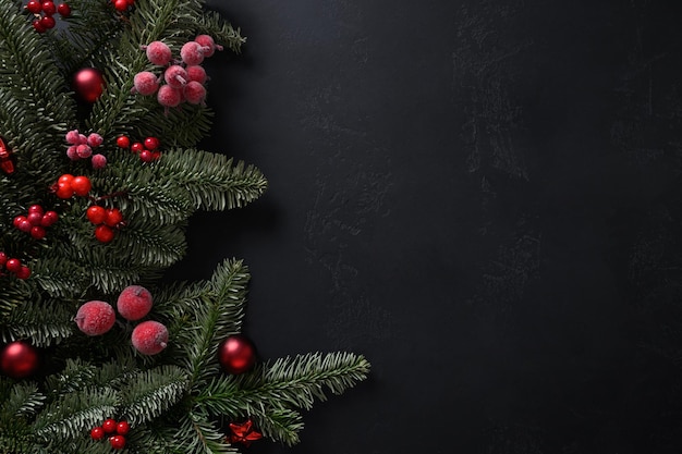 Kerst winter banner met spar takken rode ballen op zwarte achtergrond Xmas wenskaart