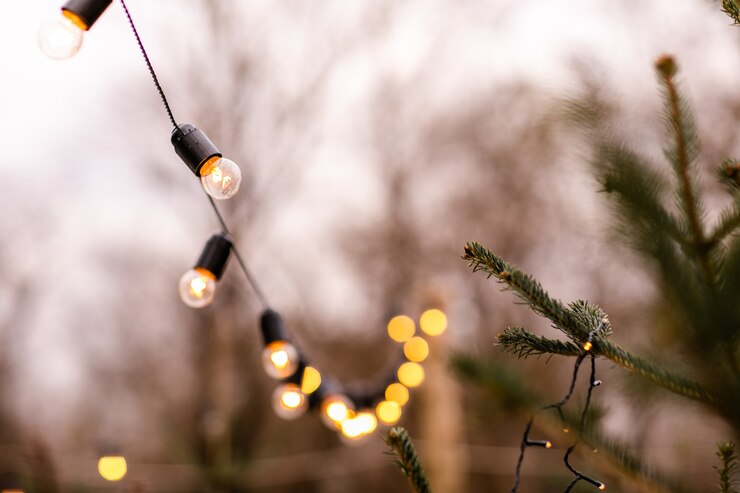Foto kerst winter straat met boom en feestelijke bokeh verlichting