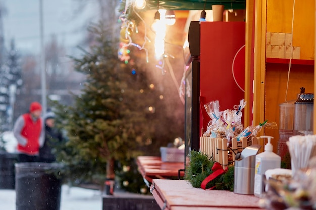 Kerst wintermarkt met versieringen en verlichting Prettige kerstdagen en fijne feestdagen achtergrond