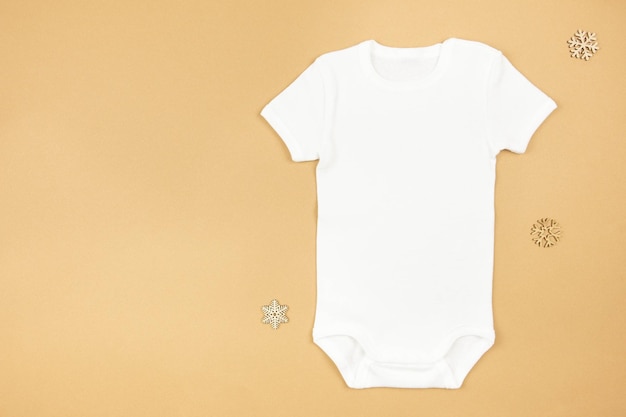 Kerst witte baby meisje of jongen Romper mockup plat lag met sneeuwvlokken decoratie op papier achtergrond Design onesie sjabloon afdrukpresentatie mock up bovenaanzicht