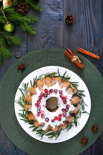 Kerst zelfgemaakte fruitcake versierd met rozemarijn