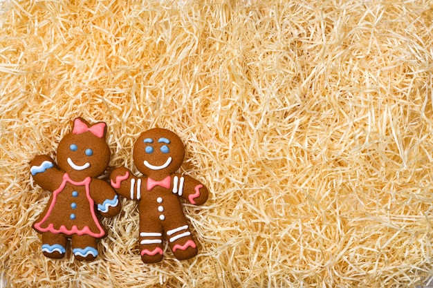 Kerst zelfgemaakte peperkoek man en vrouw op decoratief papiersnippers om cadeau te doen