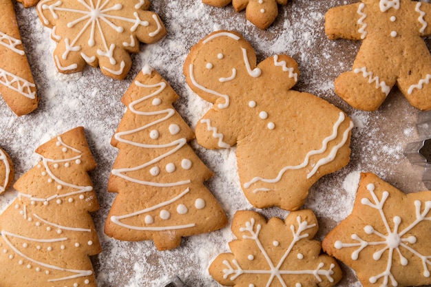 Kerst zoet eten Zelfgemaakte peperkoekkoekjes en keukengerei op bruine tafel