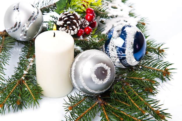 Kerstaccessoires in blauw & dennenboomtak op wit