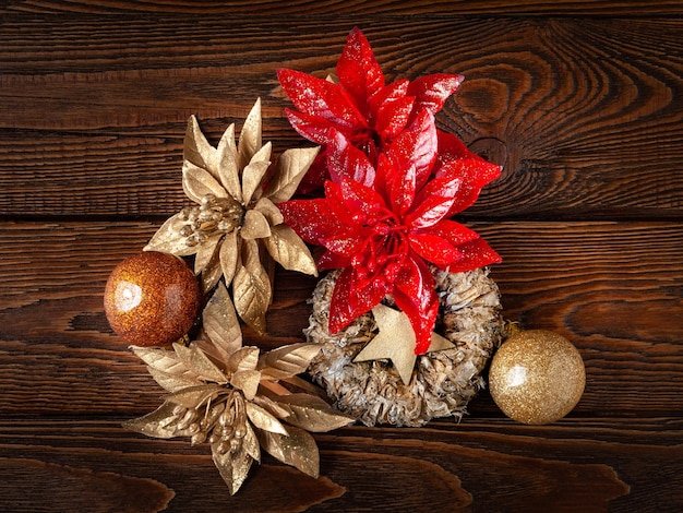 Kerstachtergrond Bovenaanzicht Nieuwjaarsversieringen op een donkere houten achtergrond