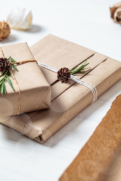 Foto kerstachtergrond, cadeauverpakking in natuurlijk materiaal