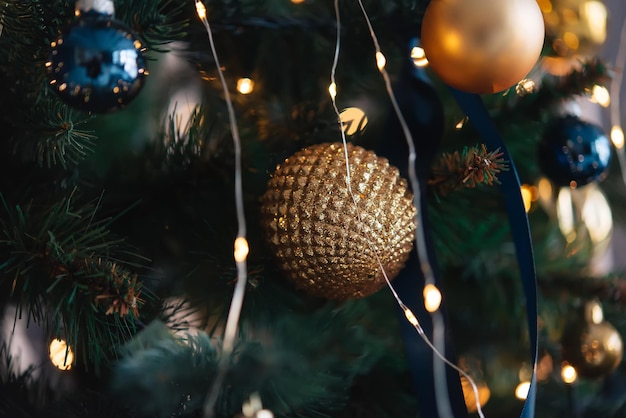 Kerstachtergrond, groene dennentakken met kegels en kerstballen