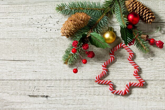 Kerstachtergrond Kerstversiering op een houten tafel Bovenaanzicht met kopieerruimte