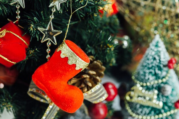 Kerstachtergrond met decoraties en geschenkdozen op houten