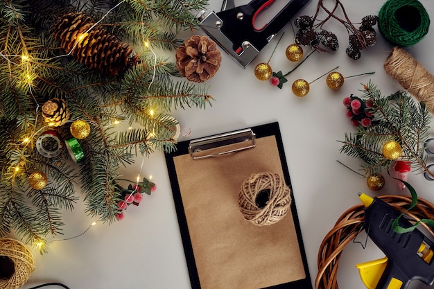 Kerstachtergrond met decoratieslinger en dennenappels die een krans maken gemaakt van kerstboom ...